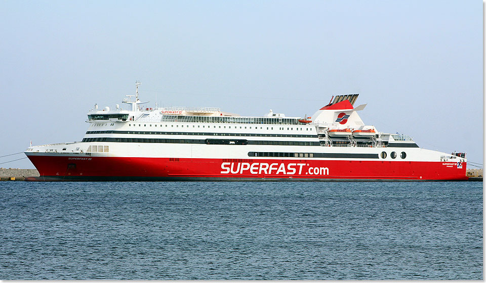 Die SUPERFAST XII hat im Hafen von Rhodos festgemacht.