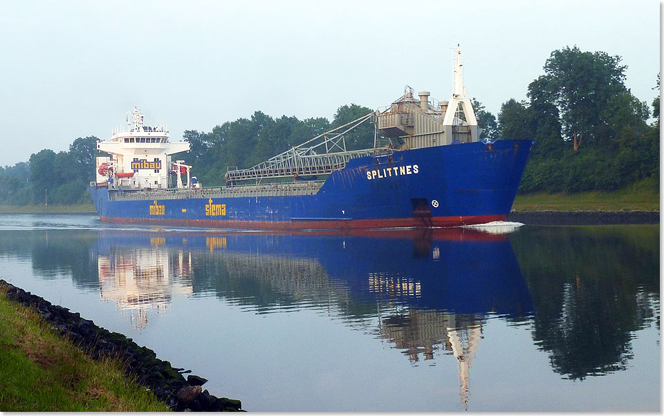 MS SPLITTNES spiegelt sich auf dem stillen Wasser des Nord-Ostsee-Kanals.