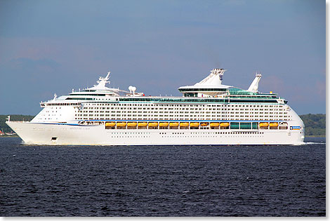 Das Kreuzfahrtschiff ADVENTURER OF THE SEAS passiert im resund.