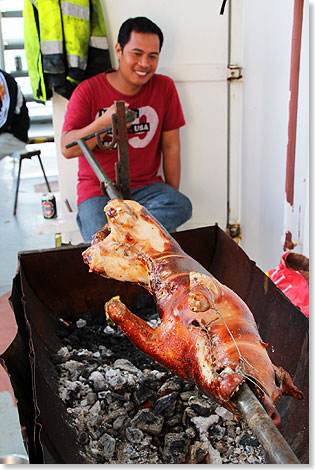 Das Barbecue-Spanferkel wird gegart.