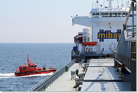 Schwedisches Lotsenboot dreht um das SPLITTNES-Heck.