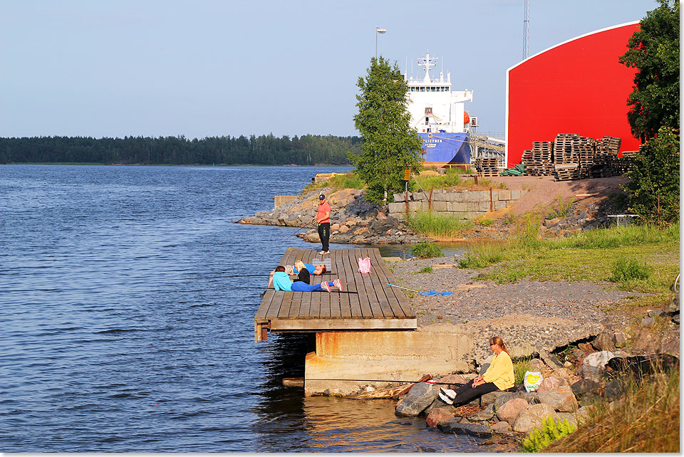 Angler am Hafen in Hargshamn.