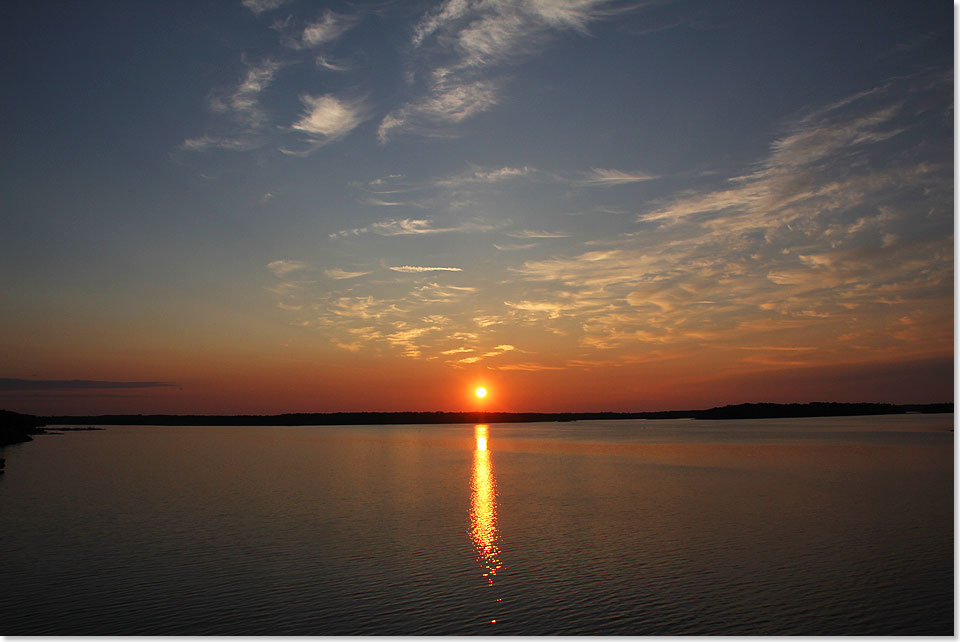 Sonnenuntergang ber der Bucht von Hargshamn.