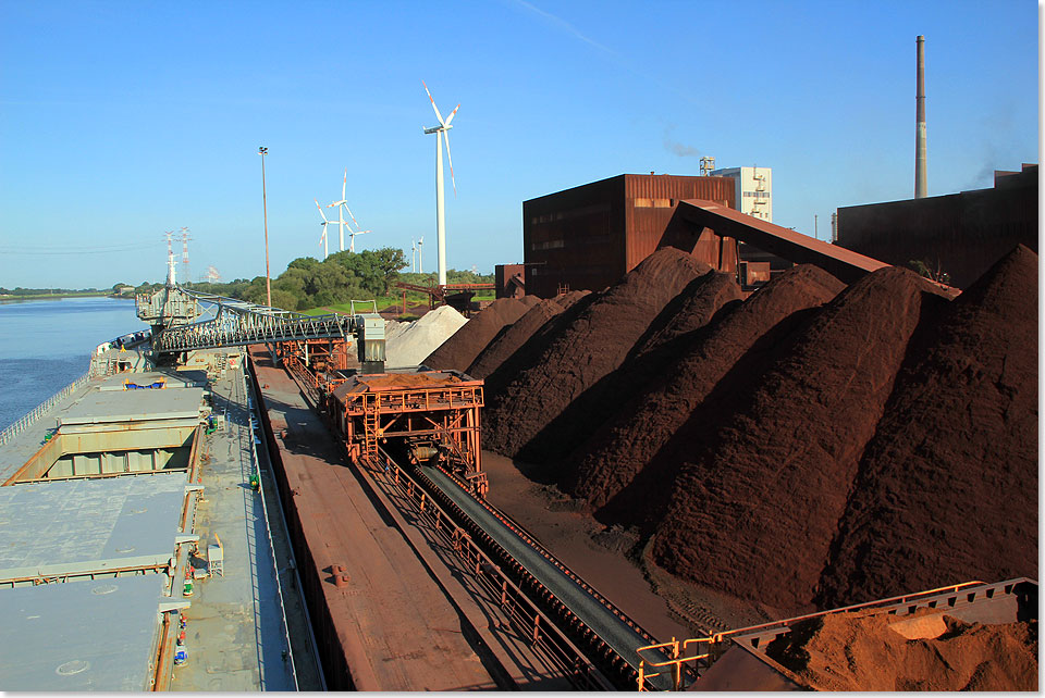 Erzhalden an der Lschpier des Stahlwerks Bremen.