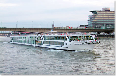 Die AMADEUS SILVER III auf dem Rhein vor Kln auf der Taufreise. 