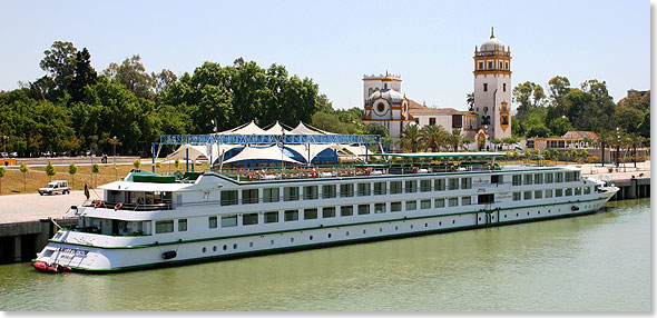 MS LA BELLE DE CADIX im Flusshafen von Sevilla.