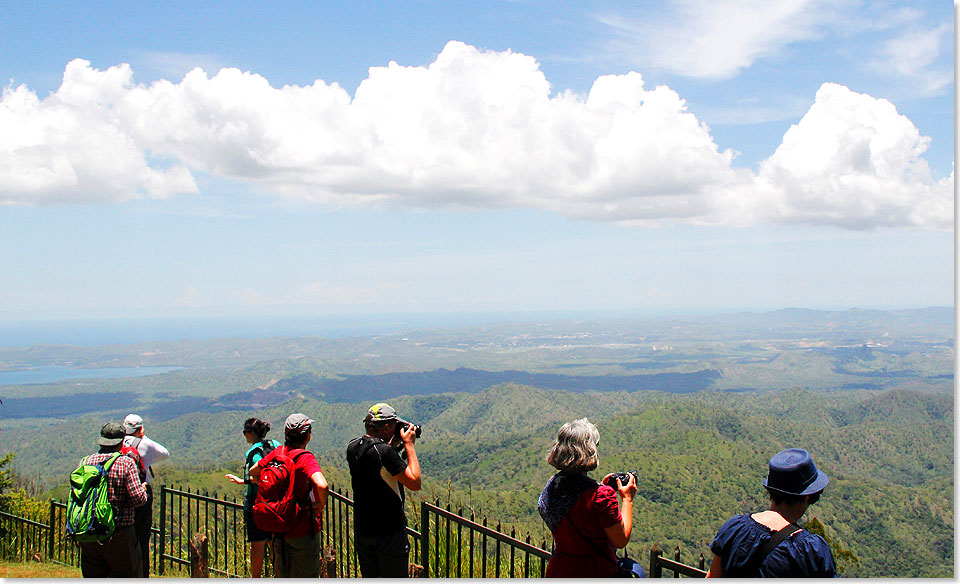 Weiter Blick ins Bergland vom Aussichtspunkt Owens Point  Abschied von Papua Neuguinea.