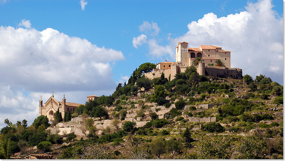  ber Art im Nordosten Mallorcas thronen die festungsartige Wallfahrtskirche Santuari de Sant Salvador (rechts) und die Pfarrkirche Transfiguraci del Senyor.