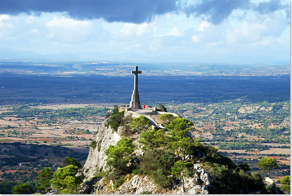  Von Sant Salvador und Es Picot (Steinkreuz) geht der Blick weit ber die Ebene Es Pla, Serra Llevant und Kstenregion.