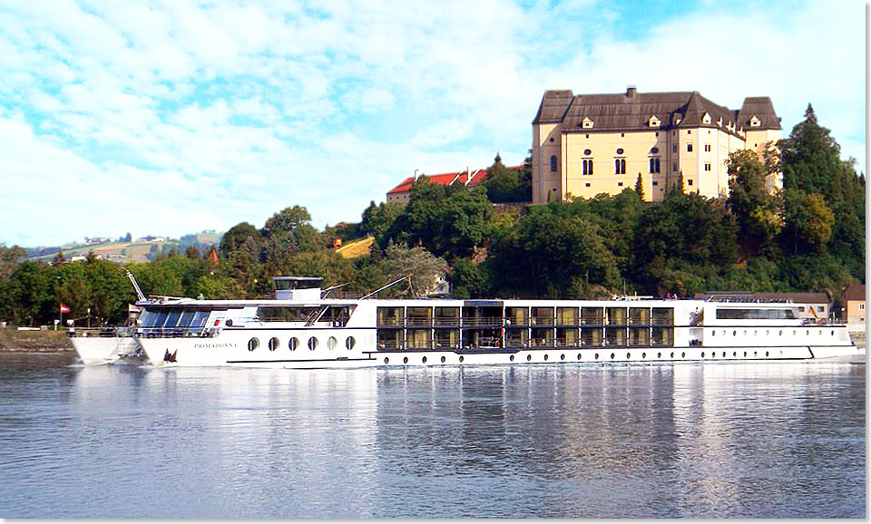 MS PRIMADONNA auf der Donau vor dem Schloss Greinburg nahe der Stadt Grein im Strudengau in Oberstereich.