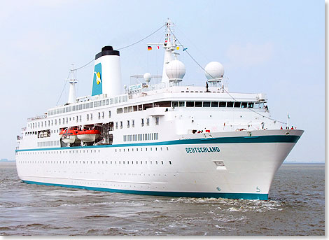 Die MS DETSCHLAND vor Bremerhaven in der Mndung der Weser zur Nordsee.