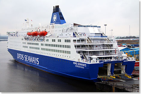 Ein dänischer König im englischen Regen: Das Malteserkreuz im Schornstein und ihr Heimathafen Kopenhagen weisen die KING SEAWAYS unmissverständlich als