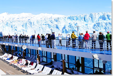 MS REGATTA hat den nrdlichsten Punkt ihrer Reise erreicht, den Hubbard Glacier, dem sie sich vorsichtig nhert.