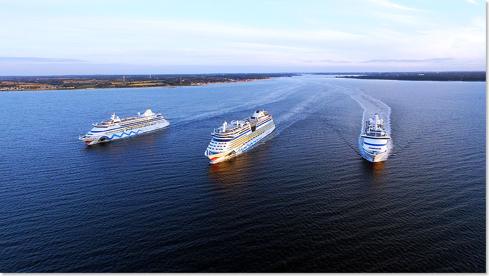 Die drei AIDA-Schiffe AIDAvita, AIDAluna und AIDAaura am Abend des 30. Juli beim gemeinsamen Auslaufen aus der Kieler Frde.