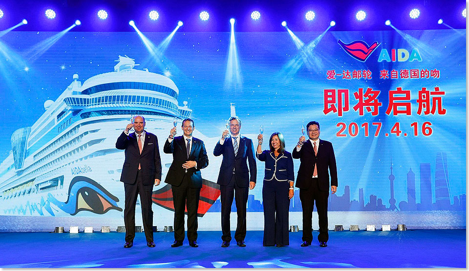 Am 9. August 2016 startete AIDA Cruises in Shanghai offiziell die Vermarktung auf dem chinesischen Markt. In Bild v.l.n.r. Michael Unger, President Costa Asia, Felix Eichhorn, President AIDA Cruises, Micheal Thamm, President Costa Crosiere und zwei Mitarbeiter von Costa Asia.