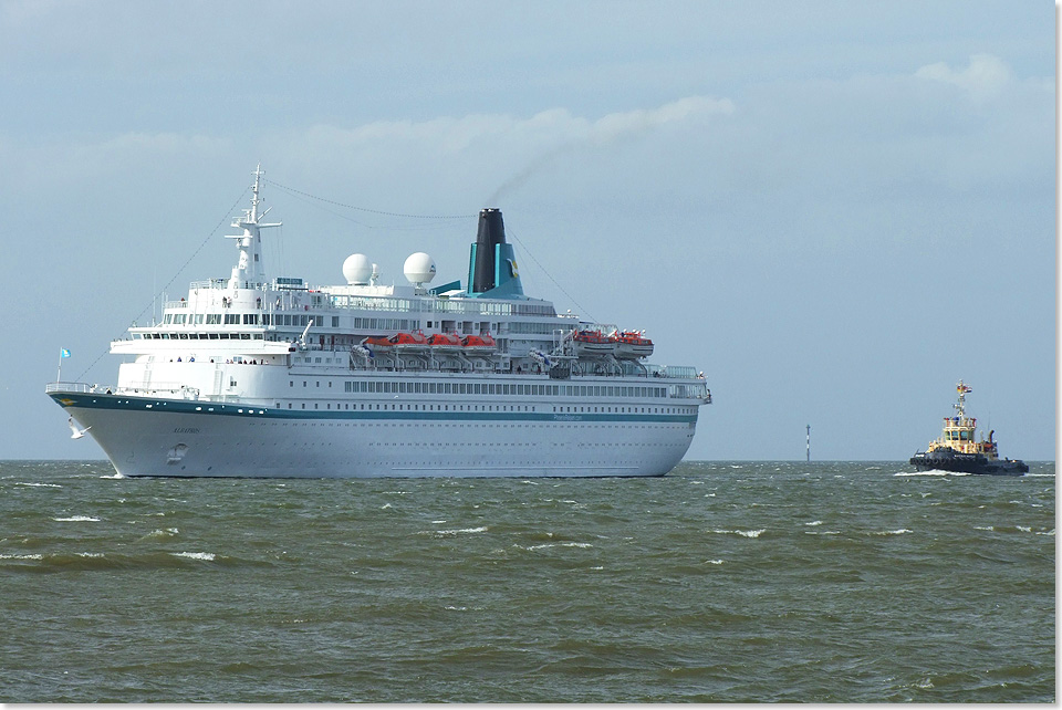 Die ALBATROS, die am Mittag des 28.09., begleitet von zwei Schleppern, wieder in Bremerhaven eingetroffen ist. Wenn alles gut geht, soll sie am Abend wieder ablegen.