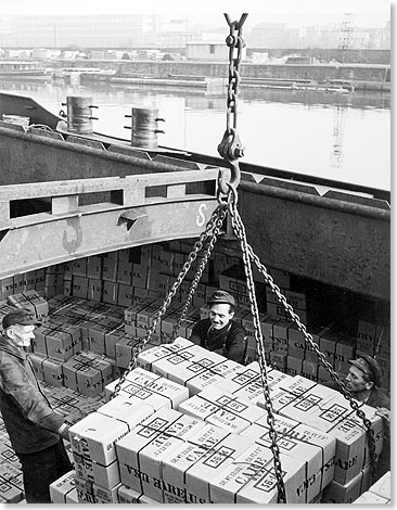 Care-Paket-Umschlag in Bremerhaven am 15. Juli 1946.