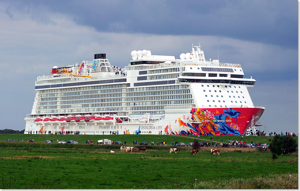 Die GENTING DREAM wurde am Sonntag, 18. September 2016, erfolgreich auf der schmalen Ems von der Bauwerft in Papenburg in Richtung Nordsee berfhrt.