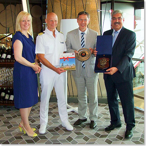 V.l.n.r.: TUI Cruises-Unternehmenssprecherin Godja Snnichsen, MEIN SCHIFF 5-Kapitn Todd Burgmann, der Prsident des Bremer Senats  Dr. Carsten Sieling, OB von Bremerhaven Melf Grantz.