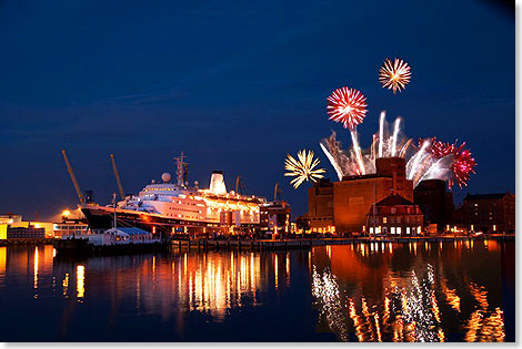 MS MARCO POLO in Wismar mit Feuerwerk. 