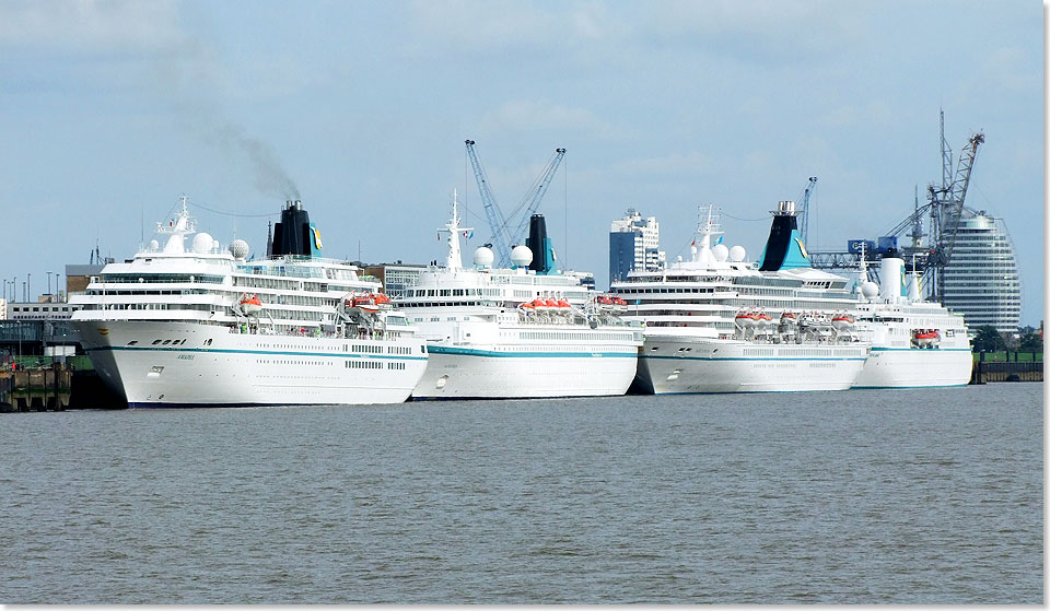 Das Foto zeigt die vier Phoenix-Seeschiffe MS AMADEA, MS ALBATROS, MS ARTANIA und MS DEUTSCHLAND.