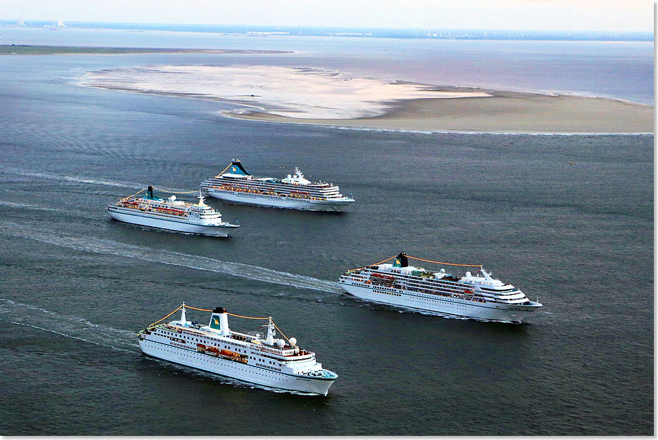 Die vier Phoenix-Seeschiffe beim Auslaufen aus Bremerhaven in der Wesermndung: MS DEUTSCHLAND, MS AMADEA, MS ALBATROS und MS ARTANIA. 
