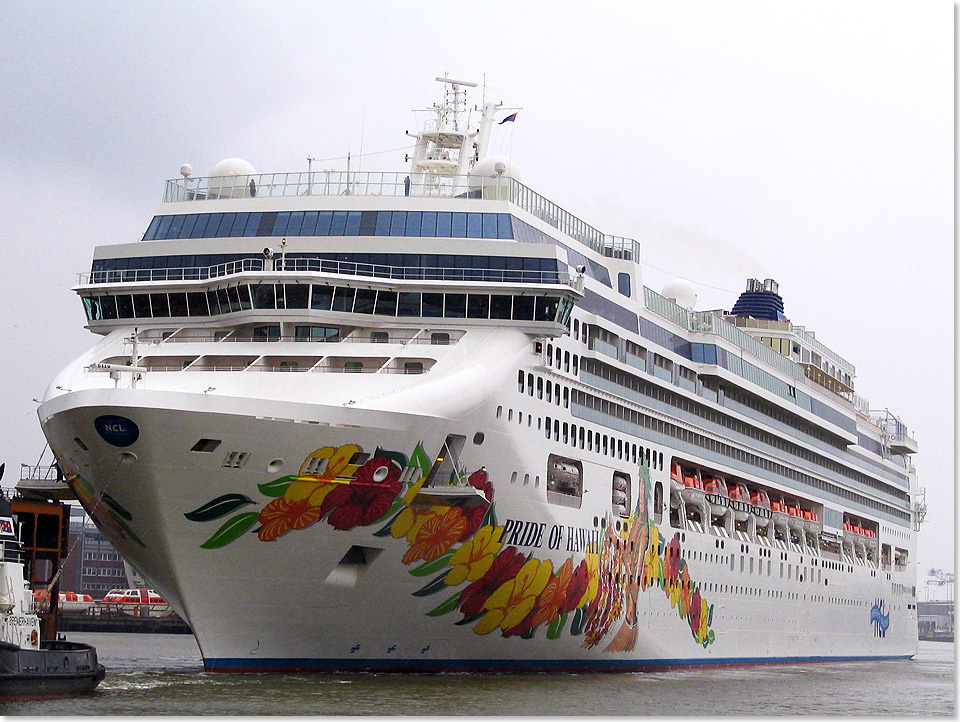 Die NORWEGIAN JADE noch als PRIDE OF HAWAII im Jahr 2006 nach einem Werftaufenthalt bei der Bremerhavener Lloyd Werft.