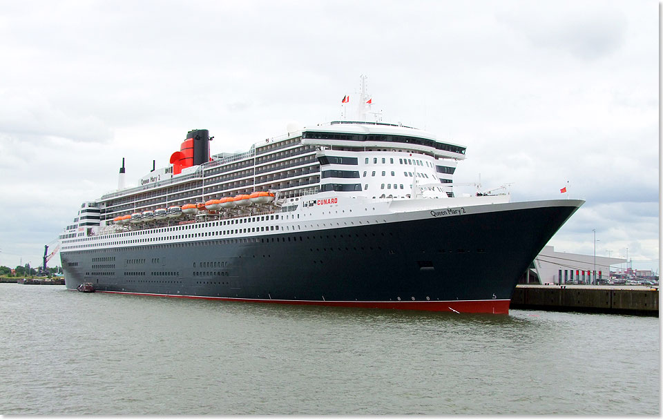 QUEEN MARY 2 musste am 15. Juli am Kreuzfahrtterminal Steinwerder festmachen.