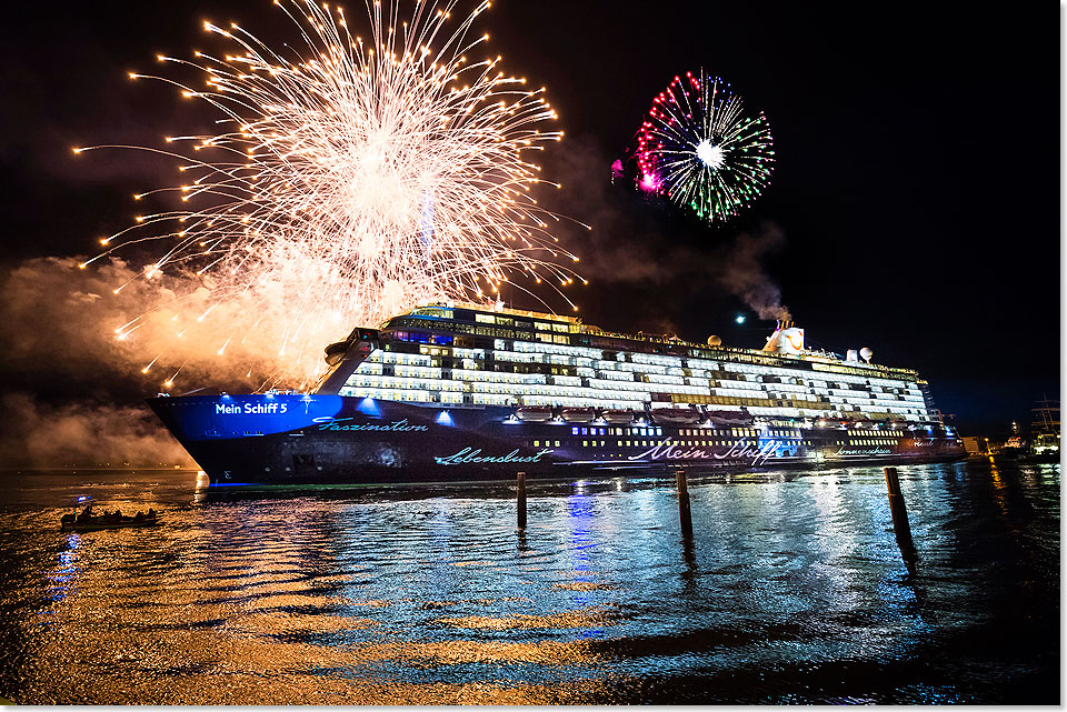 Nach dem Zerschellen der Pommery-Champagnerflasche krnte ein groes Feuerwerk in der sternenklaren Nacht ber der Bucht von Travemnde die Taufzeremonie. 