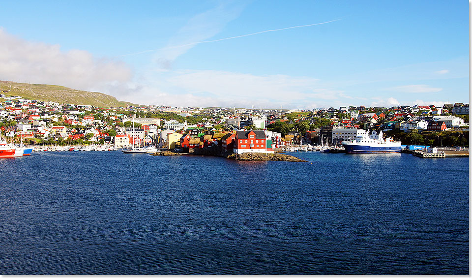 Blick auf die Bucht vor Trshavn, der Hauptstadt der Frer-Inseln. 