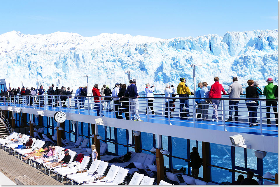 Eis oder hei? Die MS REGATTA hat den nrdlichsten Punkt ihrer Reise erreicht, den Hubbard Glacier, dem sie sich vorsichtig nhert. Wers Eis nicht mag, kann ein Deck tiefer sonnenbaden.