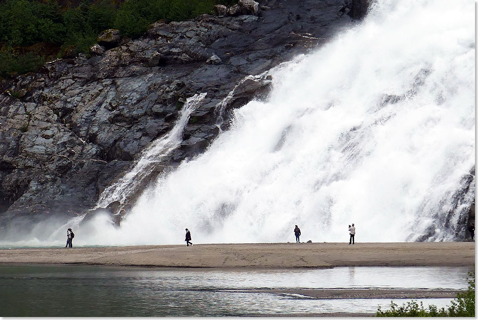 Ein abschmelzender Gletscher wie der Mendenhall Glacier bei Juneau verndert oft eine ganze Landschaft. Im Besucherpark strzt ein gewaltiger Wasserfall aus groen Hhen, eine Attraktion fr Wanderer.
