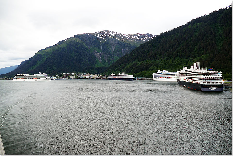 Volle Schiffe, leere Läden: Als die MS REGATTA den Hafen der Hauptstadt Alaskas verlässt, liegen noch vier weitere Kreuzfahrer in Juneau, allesamt Giganten. Viele tausend Touristen wanderten durch das Stadtzentrum und kauften Läden leer.