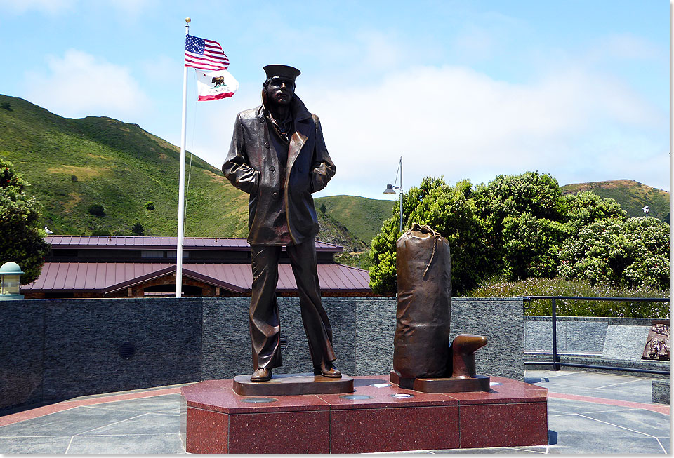 „The Lone Sailor”, der einsame Seemann, erinnert an alle Männer, die dem Land auf See dienten – in Krieg und Frieden. Das Original von Stanley Bleifeld steht in Washington, DC, diese Kopie an der Golden Gate Bridge in San Francisco.