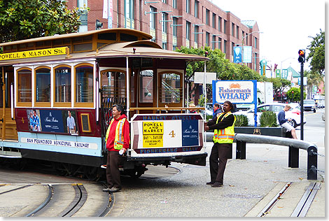 Nichts geht ber Manneskraft. Die Cable Cars gehren in San Francisco zu den groen Sehenswrdigkeiten. Sie werden durch ein Kabel und eigene Motoren bewegt und durchqueren auf Schienen die Altstadt. Doch an der Fishermans Wharf am Hafen mssen Mnner zupacken und die Wagen fr die Rckfahrt in die Innenstadt drehen. 