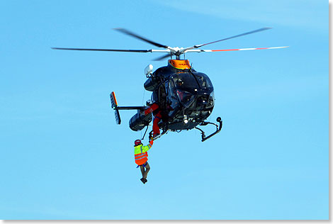 Am Lotsen hngt alles, und manchmal hngt der am Hubschrauber. Bei der Ausfahrt aus dem Columbia River hatten es Kapitn und Lotse eilig. Ein Hubschrauber holte den Lotsen von Bord der MS REGATTA, die ihre Fahrt nicht verlangsamen musste.