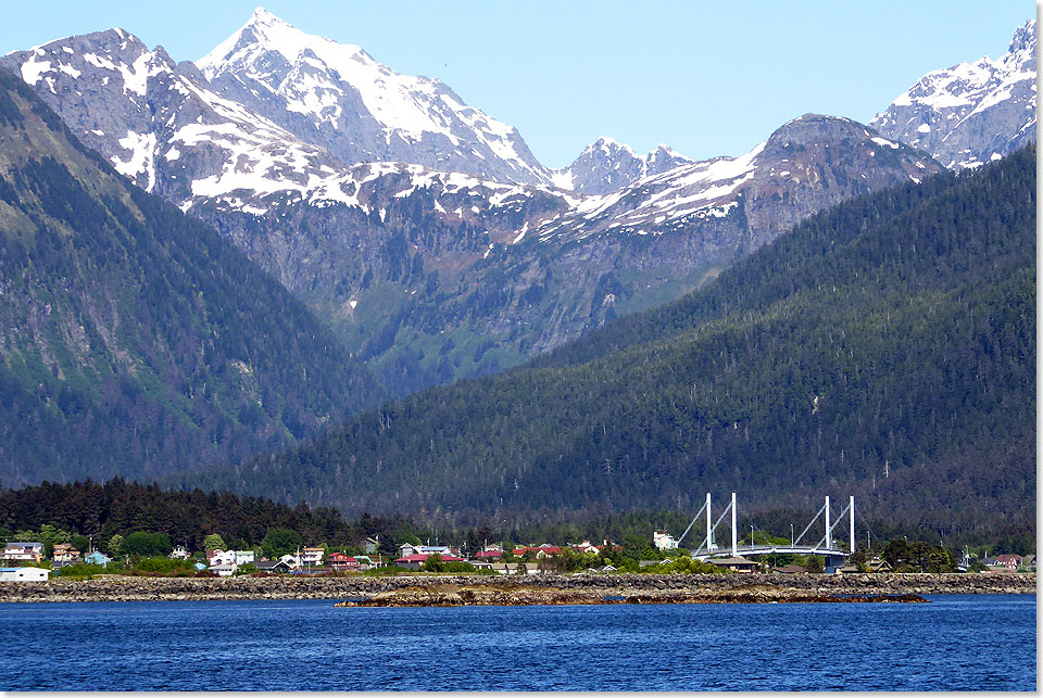 Wo Großes klein und Kleines winzig wirkt, sind Berge dabei. Weit hinter der Brücke in Sitka liegen die Rockies und die Grenze zu British Columbia, Kanadas westlicher Provinz. 