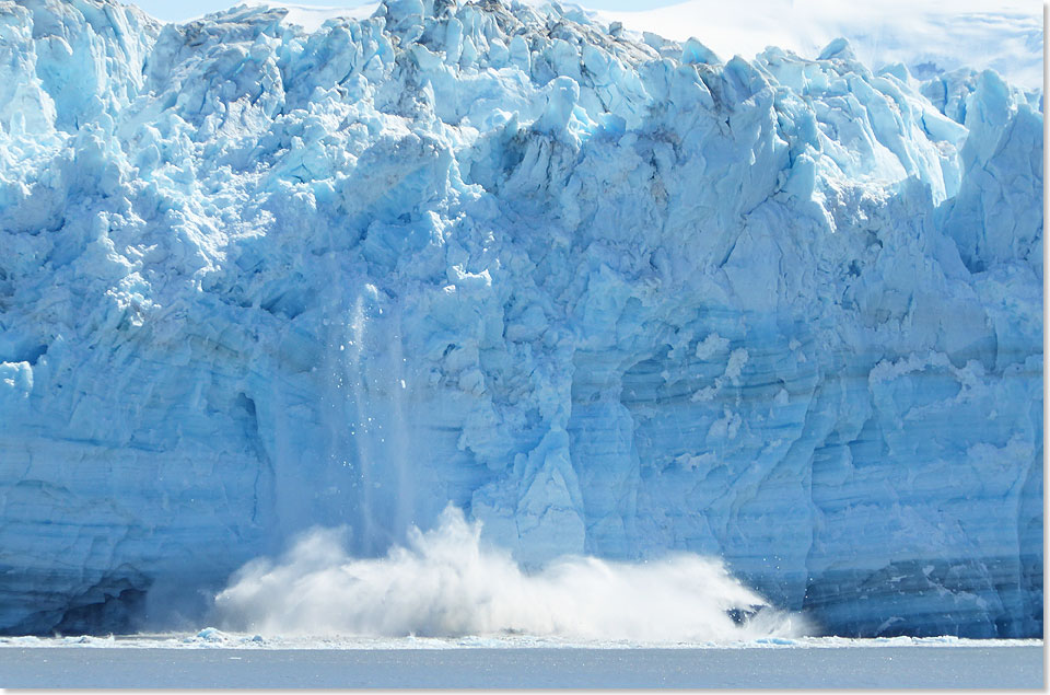 Schaumschlger der besonderen Art. Immer wieder brechen groe Wnde laut aus dem Gletscher und strzen ins Wasser, das krftig aufschumt. 