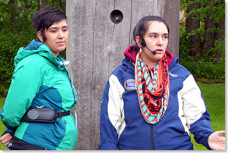 Tlingit-Indianerinnen – von der Mutter her. Zwei junge Frauen führen durch Wrangell. Ihr Vater ist Norweger, die Mutter Indianerin. Also sind auch ihre Töchter und deren Kinder Tlingits.