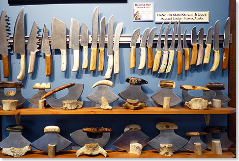 Messer für Männer, Ulus für Frauen. Im Norden Alaskas macht Maynard Linder in seiner Werkstatt aus alten Sägeblättern und Geweihen der Rentiere Messer und Ulus, die zu den besten des Landes gehören und nur in ausgewählten Geschäften zu haben sind.