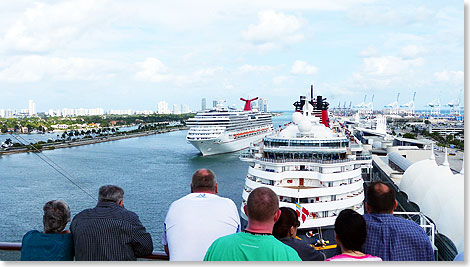 Rechts Dodge Island, links das Millionrsinselchen Palm Island. Dodge Island ist Miamis Touristenhafen, eine gigantische Jobmaschine, die tglich bis zu acht Cruiser abfertigt. 