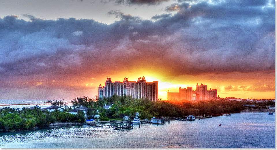 Pnktlich um sieben Uhr geht hinter dem Atlantis Royal Hotel auf Paradise Island die Sonne auf. Das tut sie jeden Tag. Die Wolken sind schnell ausgetrocknet.