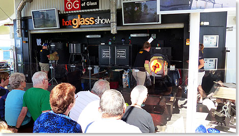 Auf dem obersten Deck verblffen junge Glasknstler in der Glasblserei vom Corning Hot Glass Museum. Keine Tricks, kein doppelter Boden: Hier wird aus glhendem Glas manch schnes Sammlerstck.