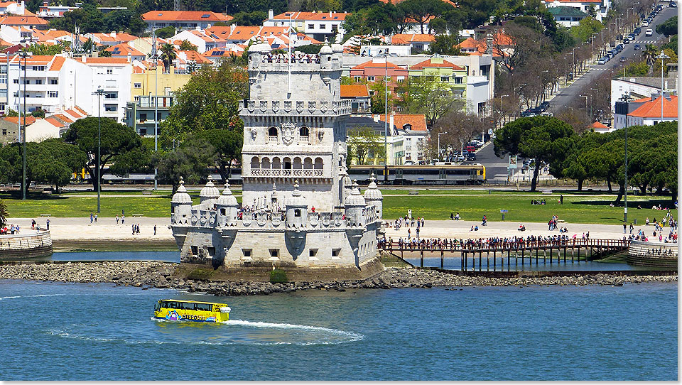 Der Torre De Belem, ein wichtiges Wahrzeichen der Stadt. 1515 am Ufer des Tejo gebaut, 30 Meter hoch. Der gelbe Bus im Wasser ist ein sehr beliebter Touri-Transporter. 