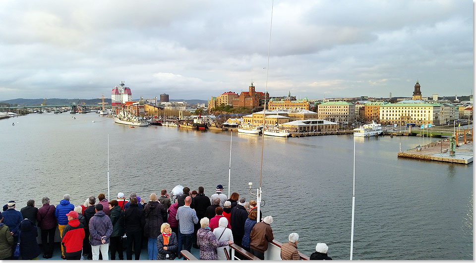 MS ASTOR läuft in den Hafen von Göteborg ein, vorn rechts das Schifffahrtsmuseum.