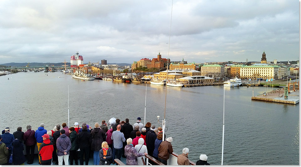 MS ASTOR luft in den Hafen von Gteborg ein, vorn rechts das Schifffahrtsmuseum.