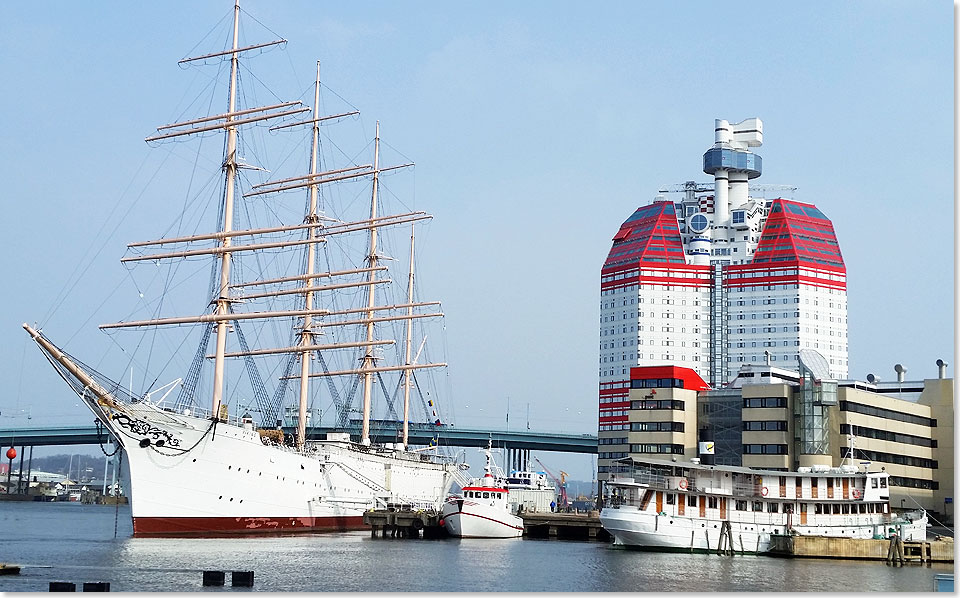 Die Viermastbark VIKING, heute Hotel, vor dem Lippstick-Tower, Gteborgs Wahrzeichen, mit Aussichtsplattform.