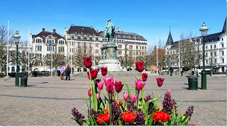 Reiterstatue Knig Karl X. Gustav auf dem Stortorget mit dem Malmer Rathaus.