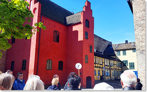 Aufbruch zum Landgang in Malm. Eine ASTOR-Gruppe unterwegs in der Altstadt.