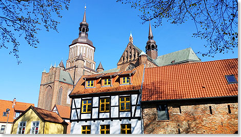 Mittelalterliches Hausensemble vor der Stralsunder Marienkirche.